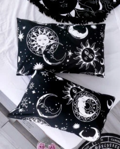 KILLSTAR Astral Light Kissenbezüge -Spooky Fun Günstiges Geschäft killstar astral light kissenbezuege gothic pillowcases alternative geschenk und wohnungsartikel 51621