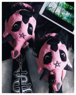 KILLSTAR Dark Lord Plüsch Hausschuhe Rosa -Spooky Fun Günstiges Geschäft killstar dark lord baphomet pluesch hausschuhe dark lord bubblegum slippers killstar geschenke und wohnaccessoires 50936 3