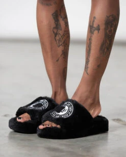 KILLSTAR Starchild Plüsch Pantoffeln 5 KILLSTAR Starchild Plüsch Pantoffeln -Spooky Fun Günstiges Geschäft killstar starchild pluesch pantoffeln killstar hausschuhe gothic hausschuhe gothick pantoffeln gothic accessoires und geschenkartikel killstar starchild fur slippers 53517 1