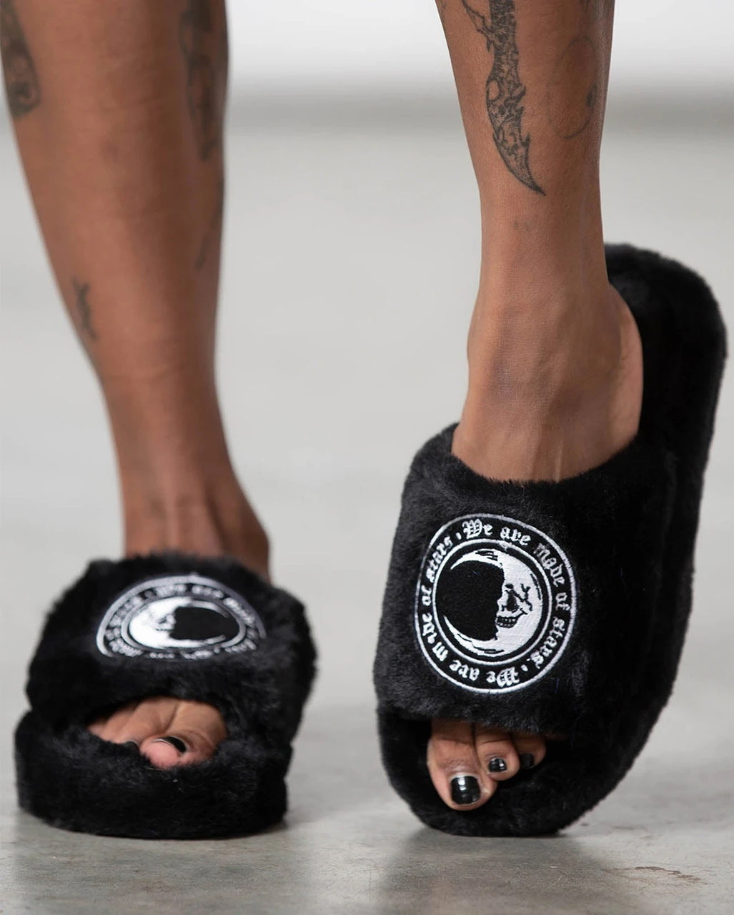 KILLSTAR Starchild Plüsch Pantoffeln 2 KILLSTAR Starchild Plüsch Pantoffeln – Bild 2